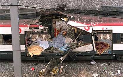Restos de uno de los vagones donde estalló uno de los explosivos en la estación de Atocha.