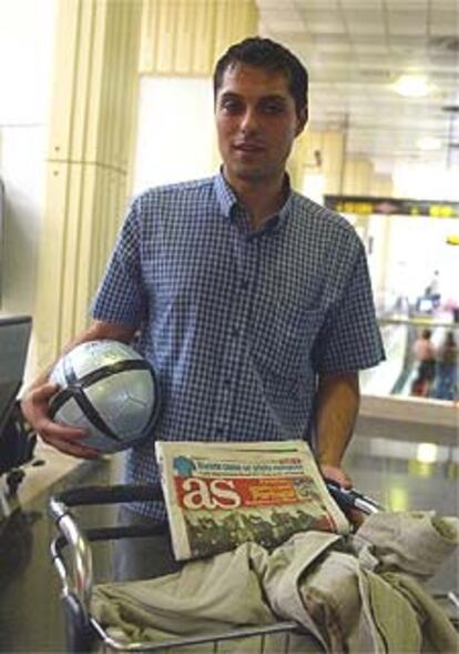 Pablo Carral llegó de Portugal con el balón del penalti fallado por el inglés Beckham.