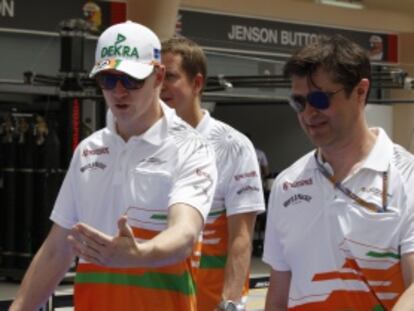 Nico Hulkenberg, a la izquierda, en el circuito de Bahréin.