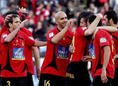 Los jugadores mallorquinistas celebran el gol de Arango