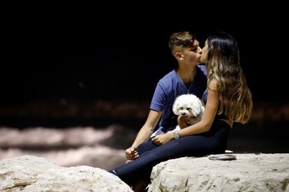 Una pareja se besa a orillas del mar Mediterráneo en la ciudad de Ashkelon (Israel), el 7 de julio de 2019.