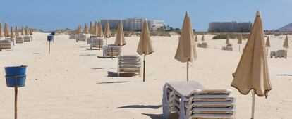 Hamacas en una playa vacía de Fuerteventura.