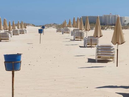 Hamacas en una playa vacía de Fuerteventura.