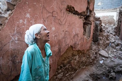 Una mujer reacciona tras los daños causados por el terremoto, en la ciudad de Marraquech. 