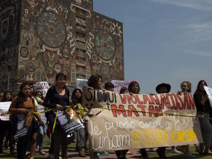 Manifestación contra la violencia de género frente a la rectoría de la Universidad Nacional Autónoma de México.