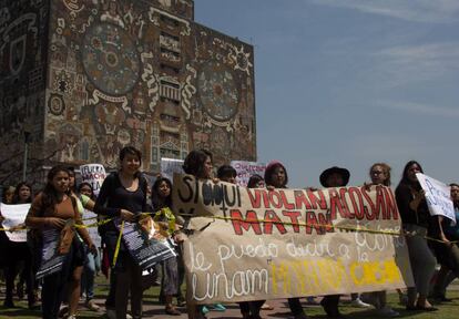 Manifestación contra la violencia de género frente a la rectoría de la Universidad Nacional Autónoma de México.