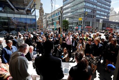 Lideranças religiosas fazem homenagem às vítimas no centro de Manchester