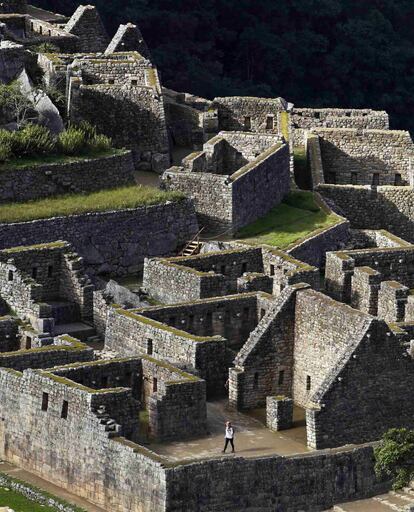 Un turista en el interior de las ruinas de Machu Picchu.