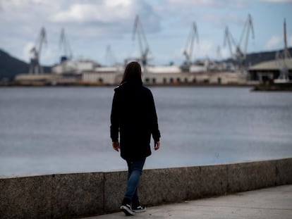 La ingeniera rechazada por Navantia por estar demasiado preparada para el puesto pasea por el puerto de Ferrol.