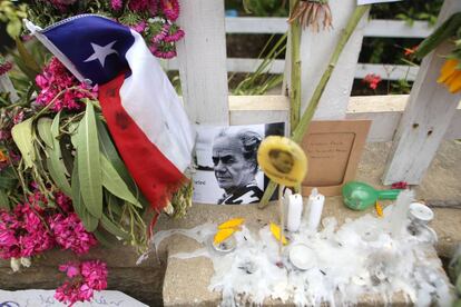 Detalle de un altar en honor a Nicanor Parra frente a su casa en Las Cruces.