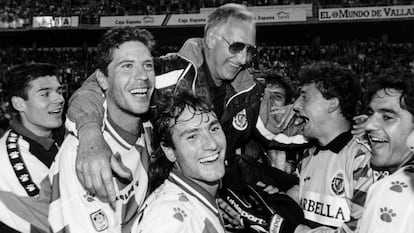 Vicente Cantatore festeja junto a los jugadores del Valladolid.