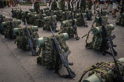 El equipo táctico de los militares postrado sobre la calle. 