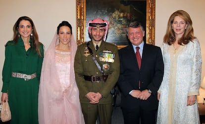 De izquierda a derecha: Rania de Jordania, la princesa Basma, el príncipe Hamzah (su marido), el rey Abdalá y la reina Noor (madre de Hamzah), en el Palacio Real de Ammán, en 2012.