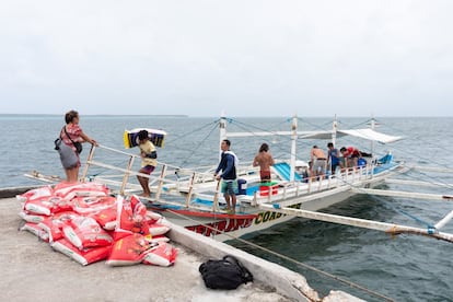 La ONG local Lokal Lab lideró y centralizó la ayuda, previamente a la Navidad, con una recogida de fondos. En menos de una semana recibieron más de cinco millones de pesos filipinos, unos 85.000 euros.Con la ayuda financiera, los barcos y aviones se cargaron de miles de kilos de arroz, comida enlatada, agua y medicinas. De esta manera, cada día que el temporal lo permite, los barcos viajan a la ciudad más próxima para traer suministros y repartirlos por los diferentes pueblos.