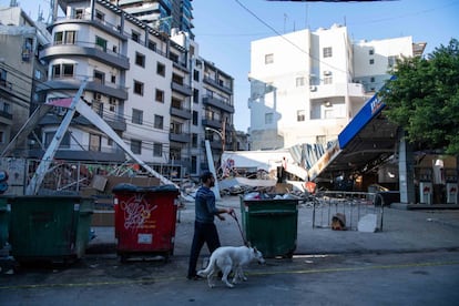 Un vecino del barrio de Mar Mikhael camina frente a una gasolinera aún derrumbada desde la explosión que tuvo lugar el pasado 4 de agosto.