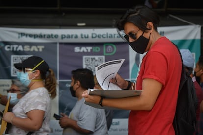 Largas filas de trabajadores se registran en el SAT