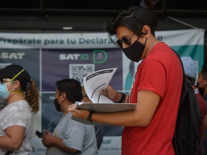 Largas filas de trabajadores se registran en el SAT de Reforma para obtener la constancia de situación fiscal, el 31 de mayo de 2022, en Ciudad de México.