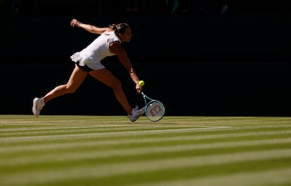Sabalenka intenta devolver de revés durante el partido contra Siegemund.