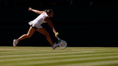 Sabalenka intenta devolver de revés durante el partido contra Siegemund.