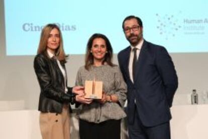 En el centro, Marta Muñíz, acompañada de Loles Sala, directora de Human Age Institute, y José Luis Gómez Mosquera, director gerente de Cinco Días.