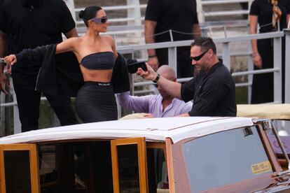 Celebridades de todo el mundo están llegando a Venecia para la boda de Bezos y Sanchez que durará tres días y que se espera que finalice el sábado en un lugar secreto. En la imagen, la 'influencer' y empresaria Kim Kardashian a su llegada al aeropuerto Marco Palo en Venecia, este jueves 26 de junio. Kardashian es una amiga íntima de Sanchez y fue una de las invitadas estrella a la despedida de soltera de esta en París.