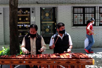 Músicos tocan la marimba en una zona residencial de la Ciudad de México, el pasado 13 de junio.
