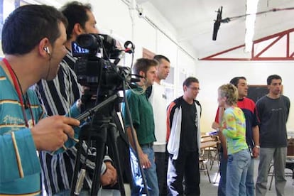 Escena de <i>El coro de la crcel,</i> con la profesora Muntsa Rius ensayando con los reclusos.