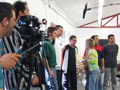 Escena de <i>El coro de la cárcel,</i> con la profesora Muntsa Rius ensayando con los reclusos.