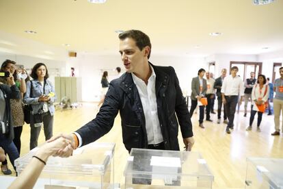 El líder de Ciudadanos, Albert Rivera, ejerce su derecho al voto en el centro cultural Volturno, en Pozuelo de Alarcón (Madrid).