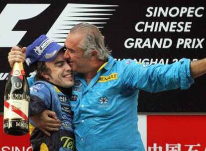 Fernando Alonso y Flavio Briatore se abrazan el 16 de octubre de 2005, el día de la primera corona mundial del español.