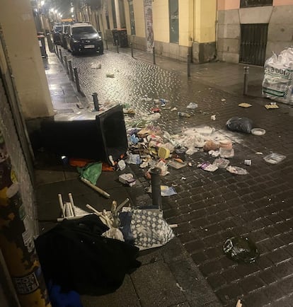 Estado de la calle tras una pelea en el narcopiso la noche del 22 de enero.