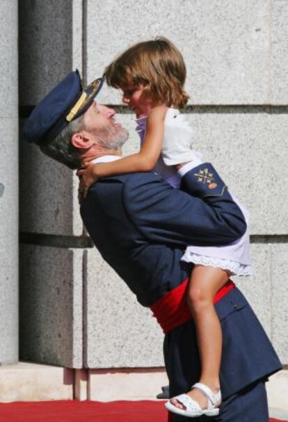 José Julio Rodríguez con su hija en el acto de relevo de la cúpula militar, en julio de 2008.