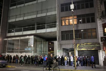 Lectores hacen fila hasta altas horas de la noche para comprar saldos.