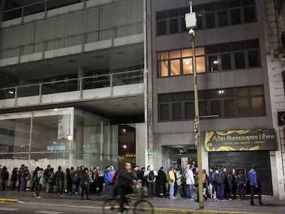 Lectores hacen fila hasta altas horas de la noche para comprar saldos.