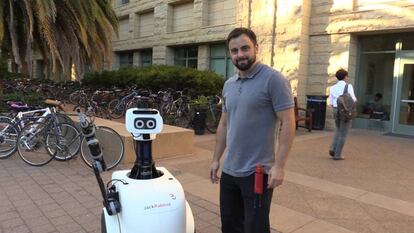 Roberto Martín-Martín y JackRabbot, en Stanford.