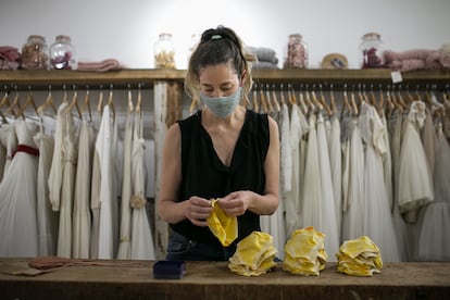 Ruth Fernández, propietaria de una tienda de vestidos de novia, se ha reinventado haciendo mascarillas de tela en su taller.