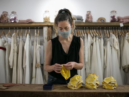 Ruth Fernández, propietaria de una tienda de vestidos de novia, se ha reinventado haciendo mascarillas de tela en su taller.