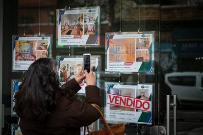 Carteles de alquiler en el barrio de Puerta del Ángel de Madrid.