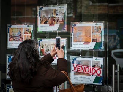 Carteles de alquiler en el barrio de Puerta del Ángel de Madrid.