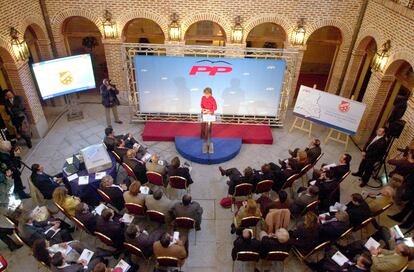 Esperanza Aguirre, durante un acto de campaña del PP en Boadilla del Monte en octubre de 2003.