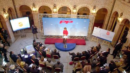 Esperanza Aguirre, candidata entonces del PP a la presidencia de la Comunidad de Madrid, en un acto electoral en 2003 en Boadilla, durante una de las campañas financiadas por Gürtel, según la Policía.