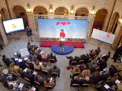 Esperanza Aguirre, durante un acto de campaña del PP en Boadilla del Monte en octubre de 2003.