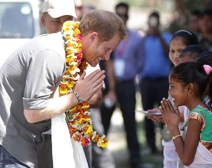 Este lunes el príncipe ha visitado la aldea Leorani donde, con un nuevo collar de flores, un grupo de niñas le han dado una calurosa bienvenida.