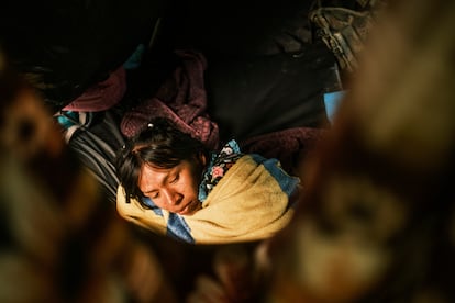 Aitana Murillo descansa en su carpa. Para muchos miembros de la comunidad, el tiempo en al Parque Nacional pasa lento sin que nadie parezca preocupase ni responsabilizarse de su situación. Es un día más en un limbo al que los bogotanos empiezan a acostumbrarse.