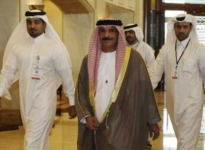 El ministro de Energía de Emiratos Árabes Unidos, Mohammed Bin Zaen al Hameli (derecha), en Doha.