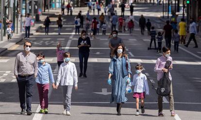 Un matrimonio y sus hijos pasean por la Gran Vía de Murcia cortada al tráfico, el pasado domingo.