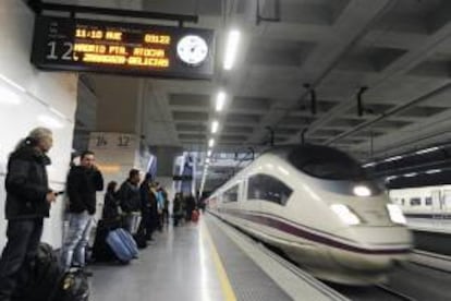 Vista de un tren AVE en la estación de Girona. EFE/Archivo