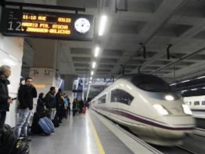 Vista de un tren AVE en la estación de Girona. EFE/Archivo