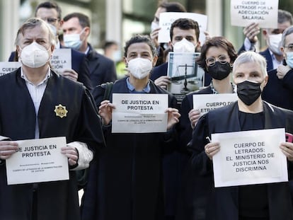 Letrados de la administración de justicia se han concentrado ante la Ciudad de la Justicia de Barcelona con motivo de la huelga convocada en el sector.