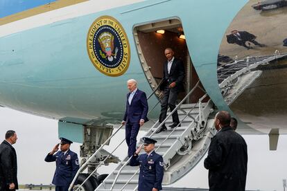 President Joe Biden and former president Barack Obama leave Air Force One at John F. Kennedy International Airport in New York, U.S., on March 28, 2024.